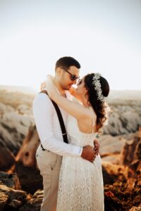 Hochzeitfoto Ideen: Die Brautleute im Gegenlicht der Sonne