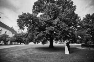 Hochzeitsfoto Ideen: Brautleuteshooting vor einem großen Baum