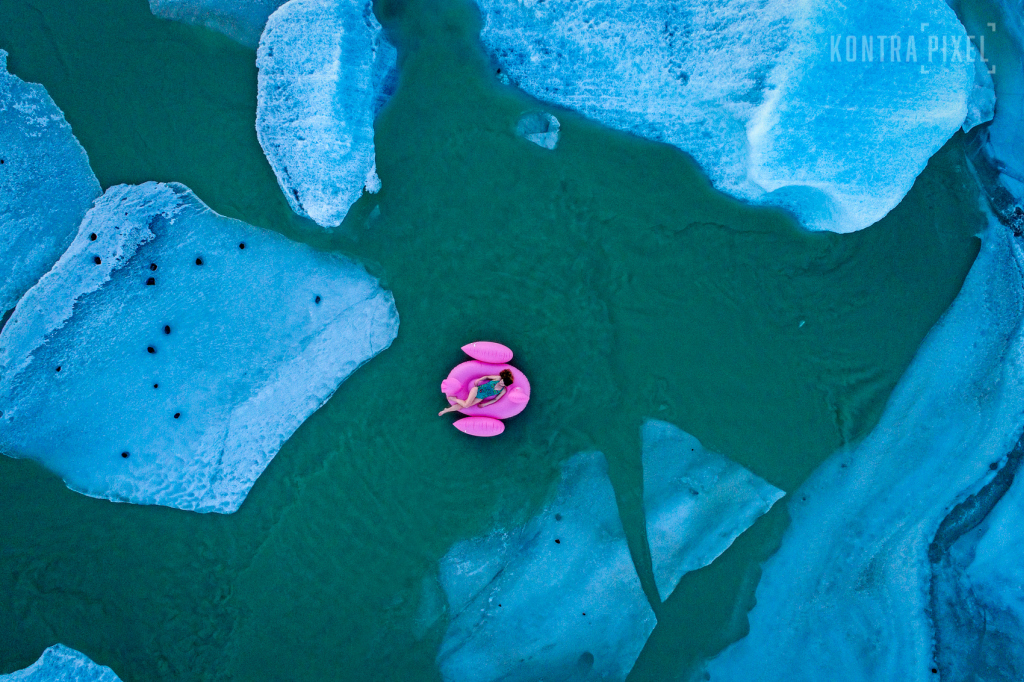 Drohnenfotografie: Eisschollen mit Gummi-Pelikan